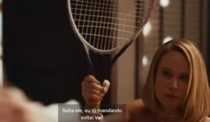 Mariana Ximenes surge com raquete durante confronto com Dan Stulbach em Quem Ama Cuida - TV Globo